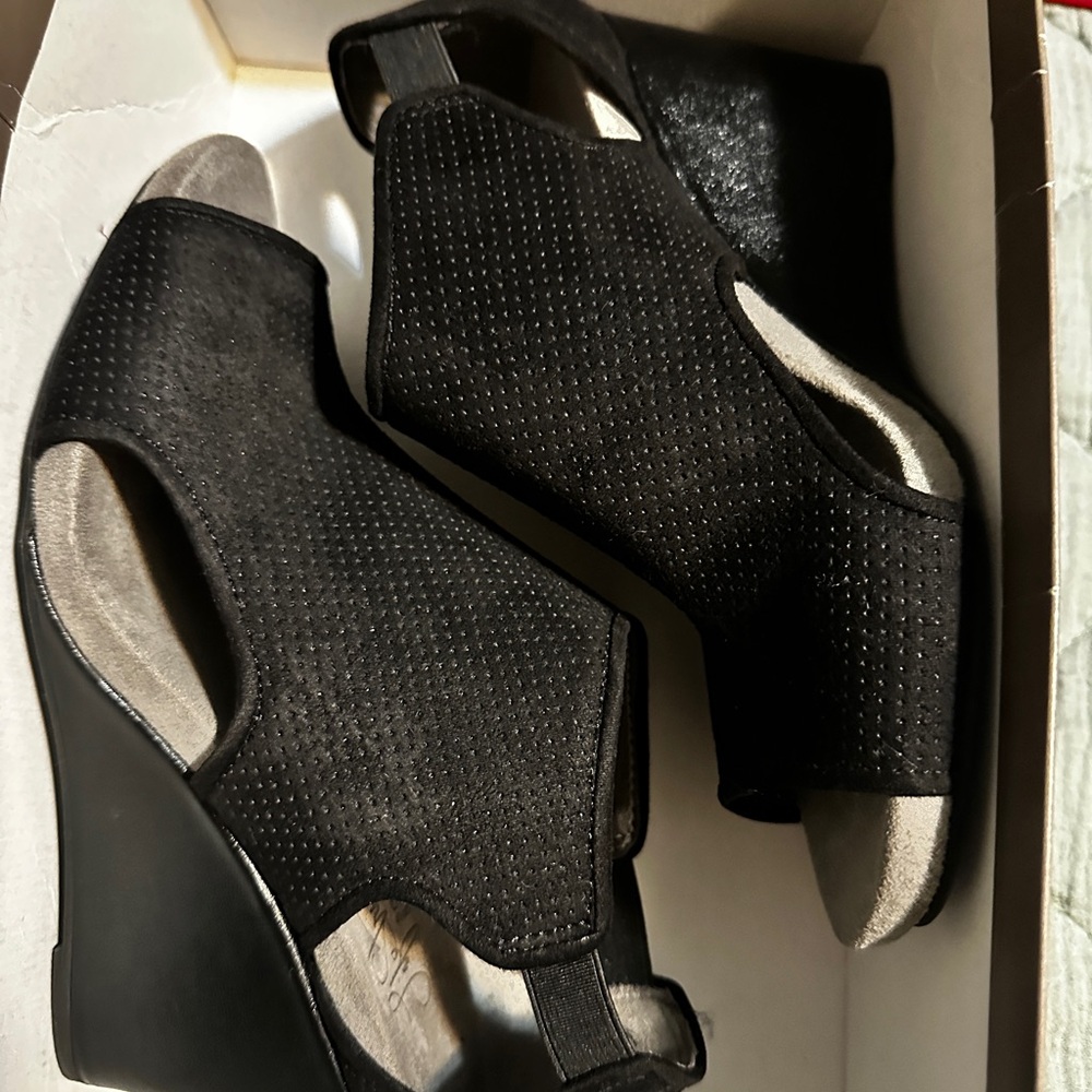Life stride soft style support, sz 6 1/2, women’s Elegant Black Wedge Sandals
